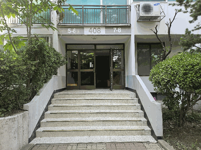 본건이 속한 건물 공동출입구