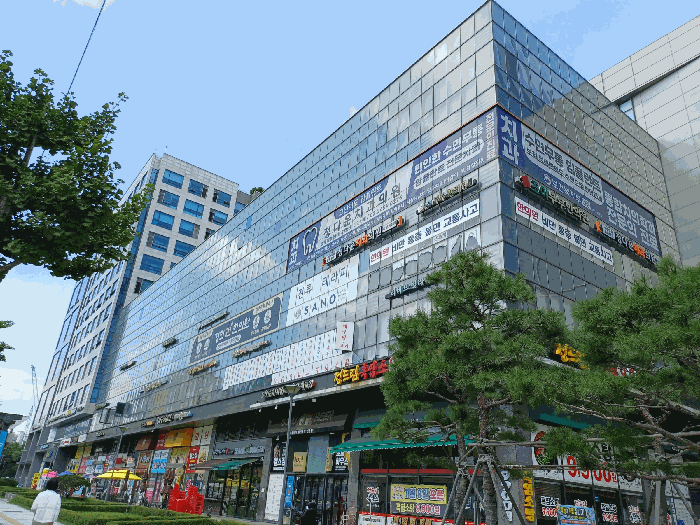 본건 소재 건물 남측 전경