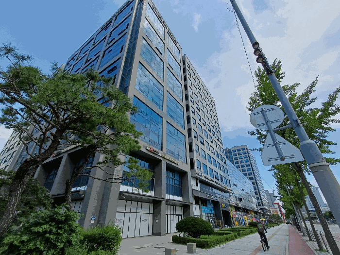 본건 소재 건물 서측 전경