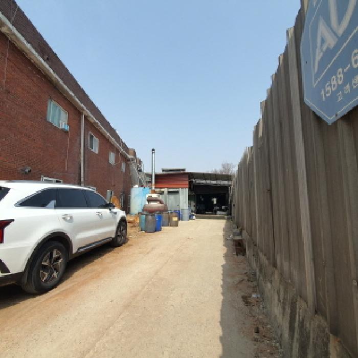 본건 제시목록4, 제시목록9 토지와 건물B동을 인접지 경계담쪽에서 본 모습