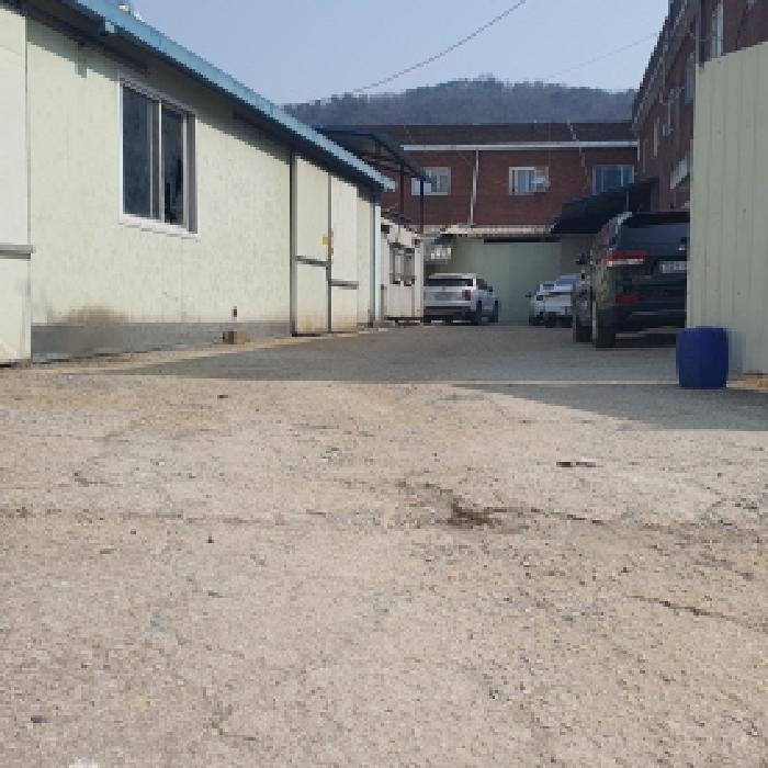 본건 제시목록4,6,9토지와 부속건물을 입구쪽에서 바라본 모습