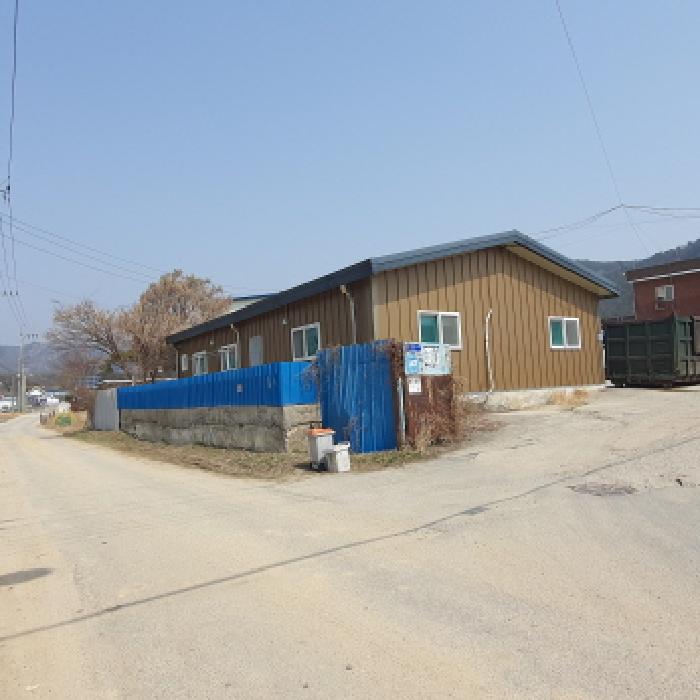 본건 토지 및 공장건물을 입구 도로쪽에서 본 모습