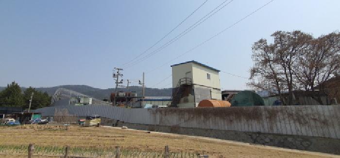 본건 토지 및 공장건물의 인접지 담 쪽에서 본 모습