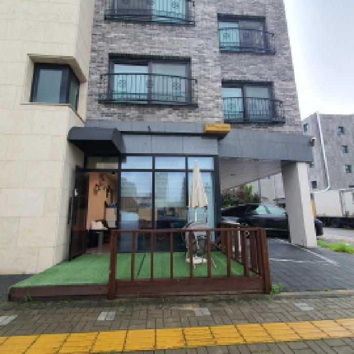 1층 102호(도노헤어룸)의 출입문 전경 