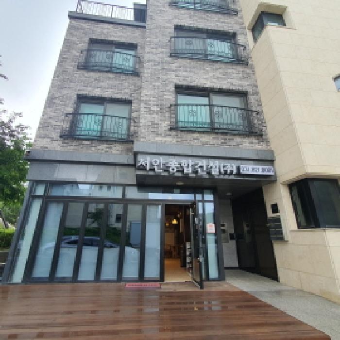 1층 101호(서안종합건설)의 출입문 전경 