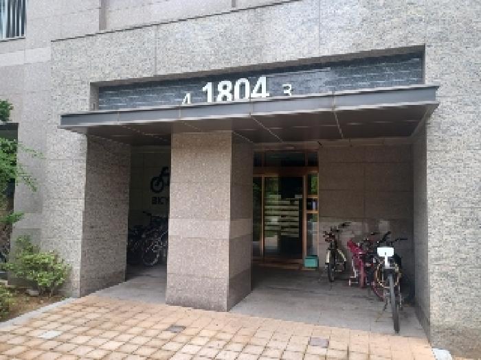 본건 민락동 호반베르디움 1804동 1503호에 출입할수있는 1층 공동현관문 앞쪽 현황사진