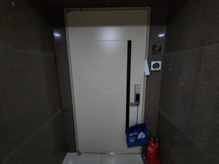 출입문 및 안내장