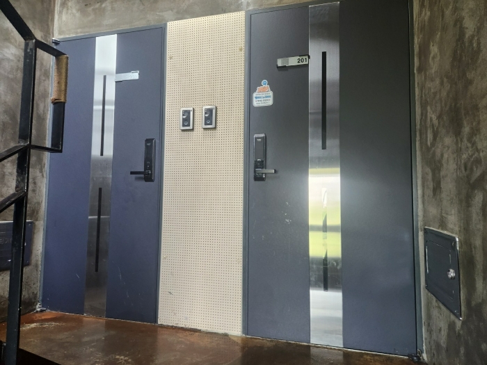 본건2층 (201호,202호)현관문