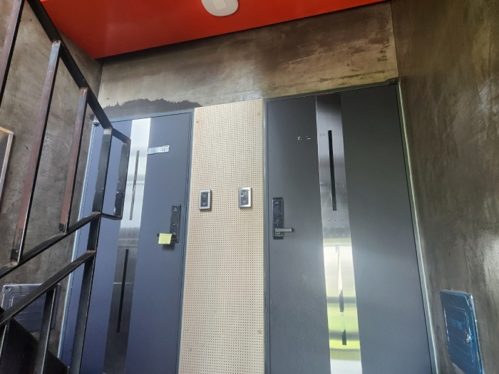 본건3층(301호,302호)현관문