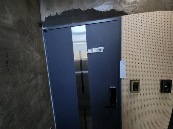 301호 출입문 및 안내장