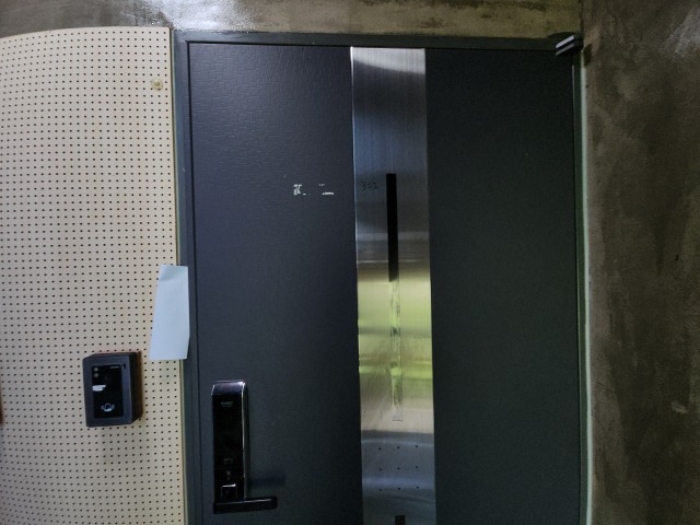 302호 출입문 및 안내장