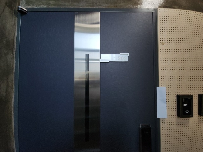 202호 출입문 및 안내장