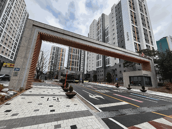 본건 아파트 단지 입구