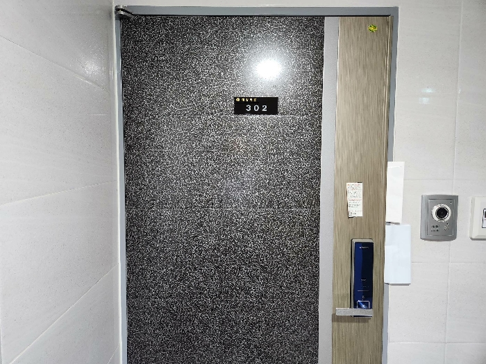 본 건 현관 전경