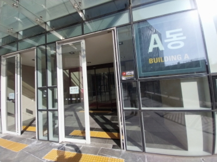 공동 출입구 