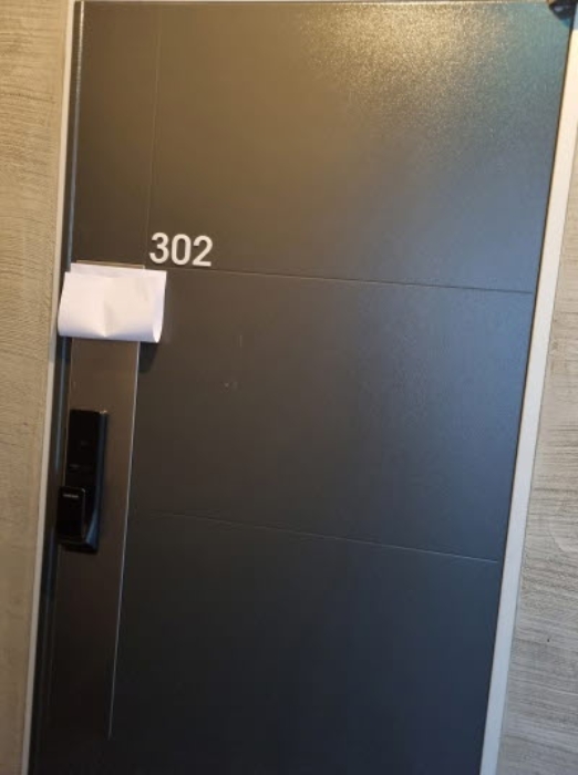 302호 출입문
