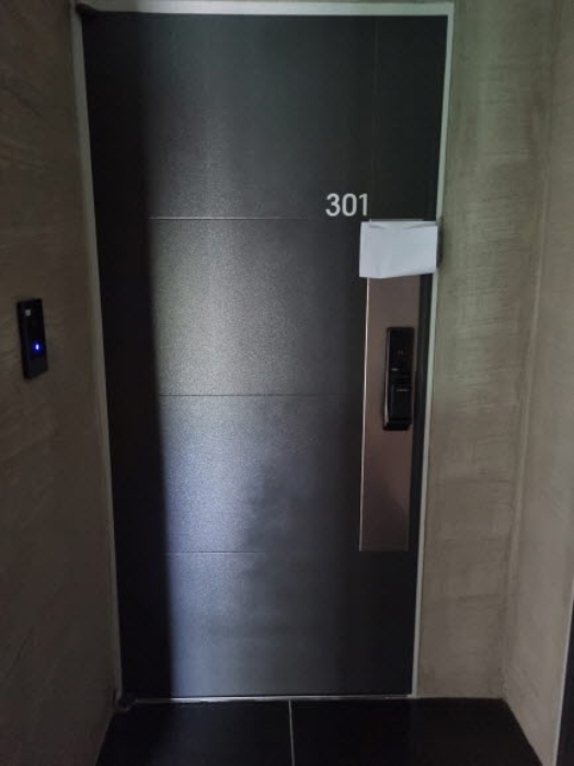 301호 출입문