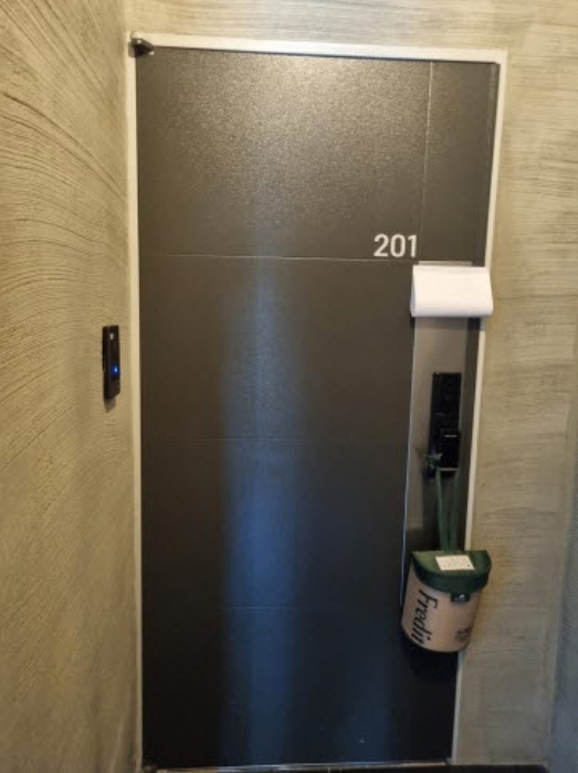 201호 출입문