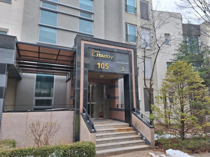 [105동 2호 라인 공동현관]