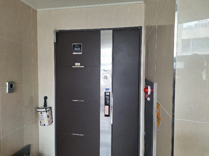 [본건 302호 출입문]