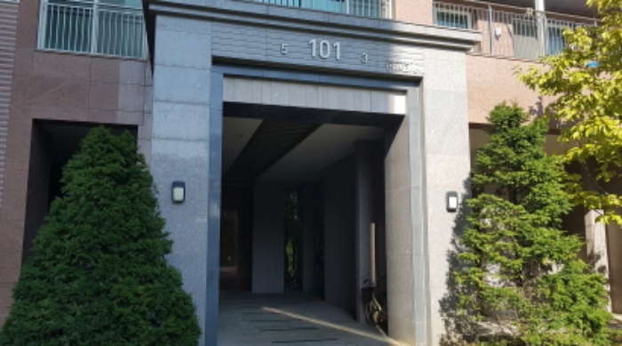 * 본건 목적물 소재 동 공동출입구 전경