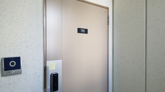 * 본건 목적물 현관문 전경