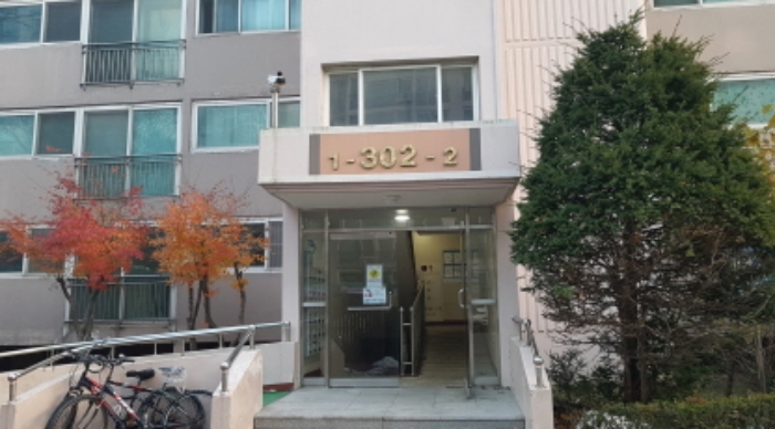 * 본건 목적물 소재 동 공동출입구 전경