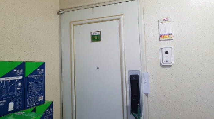 * 본건 목적물 현관문 전경