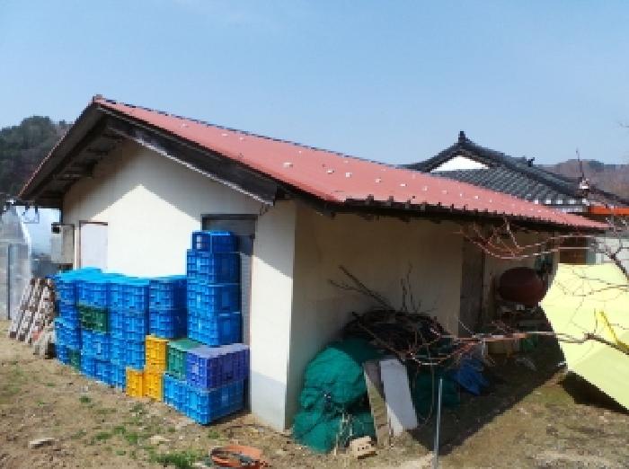 기호 2번 지상에 소재하는 것으로 보이는 제시외 조적조 판넬지붕 창고