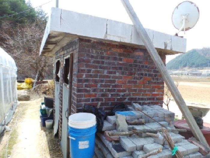 기호 2번 지상에 소재하는 것으로 보이는 제시외 조적조 슬라브지붕 화장실