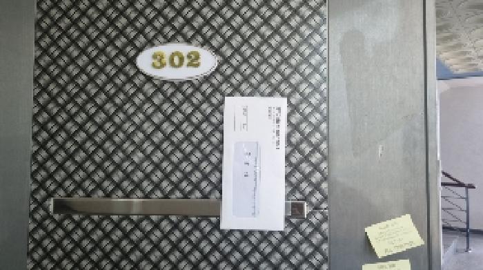 소재지2(태위로2번길 19) 제시 건물 302호 현관문에 부착한 안내문