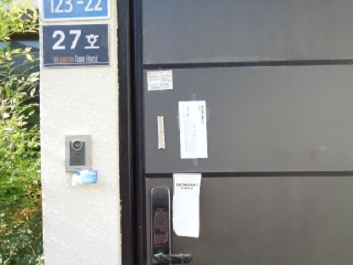 - 소재지 1(월광로 123-22, 12동) 출입문 안내문 부착