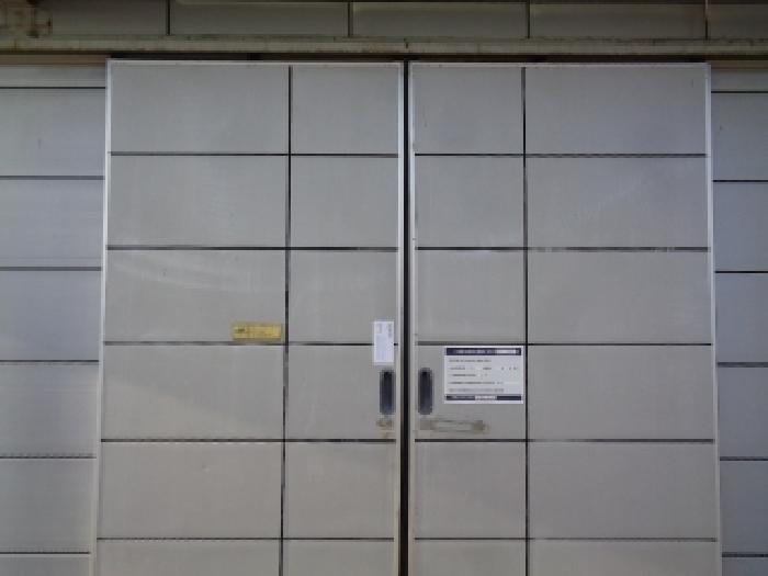 소재지 2.(일과리 378) 제시 건물 1층 출입문에 안내문 부착 사진