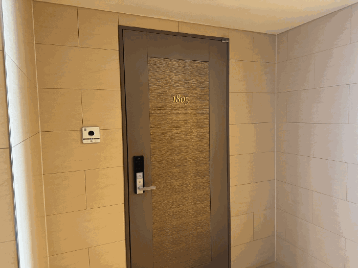 본건 출입문 전경