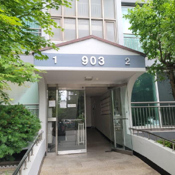공동현관 출입구 전경(`903` 표시 있음)