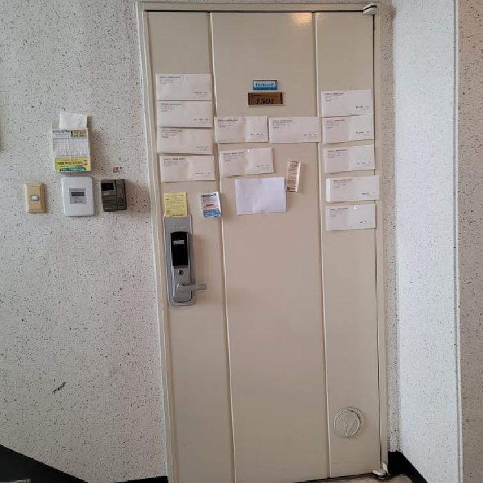 전유부분 출입구 전경(안내문 부착)