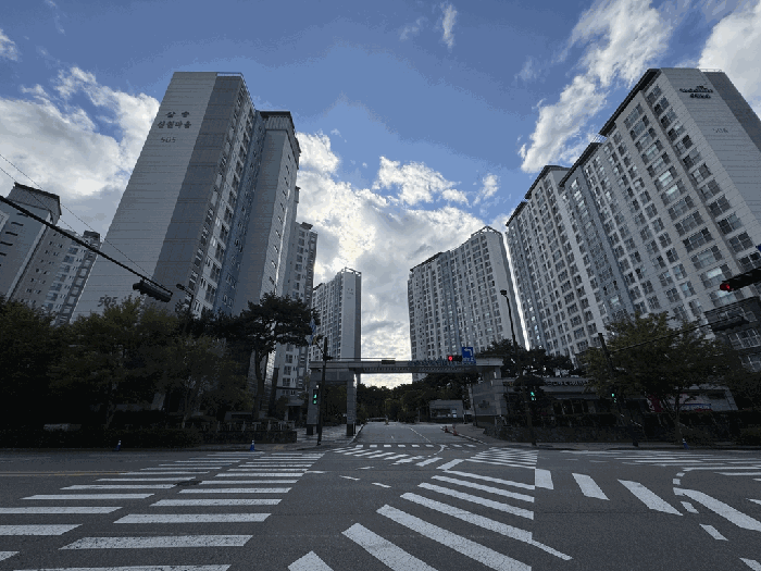 동측에서 바라본 아파트 정문(주출입구) 전경