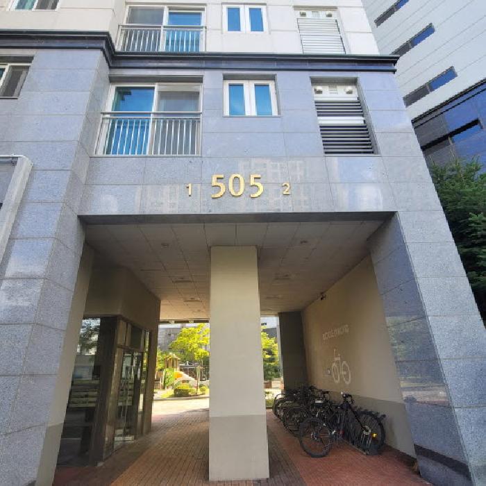 본건 건물 외벽 전경(`505`동 표시 있음)