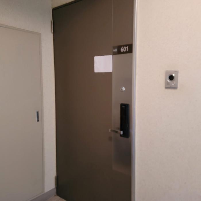 전유부분 출입구 전경(안내문 부착)