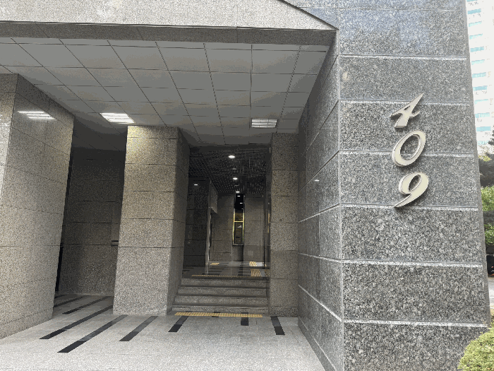 409동 1층 출입문