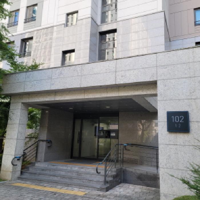 공동현관 출입구 전경(`102`동 표시 있음)