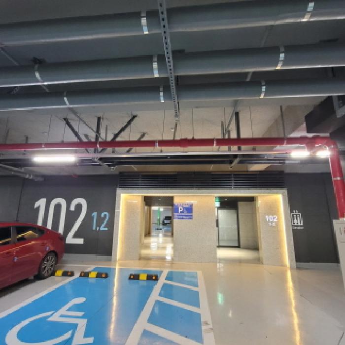 지하 공동현관 출입구 전경