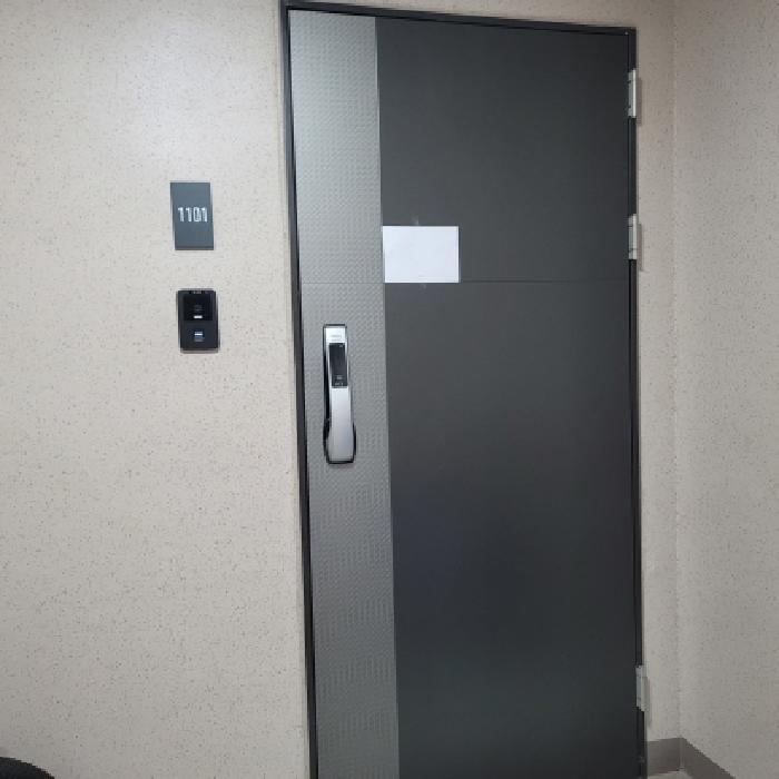 전유부분 출입구 전경(안내문 부착)