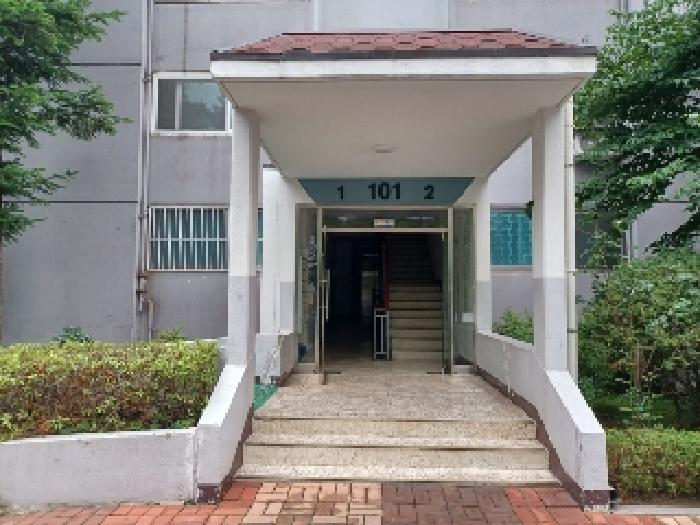 본건 호원우성아파트 101동 801호에 출입할수있는 1층 공동현관문 현황사진