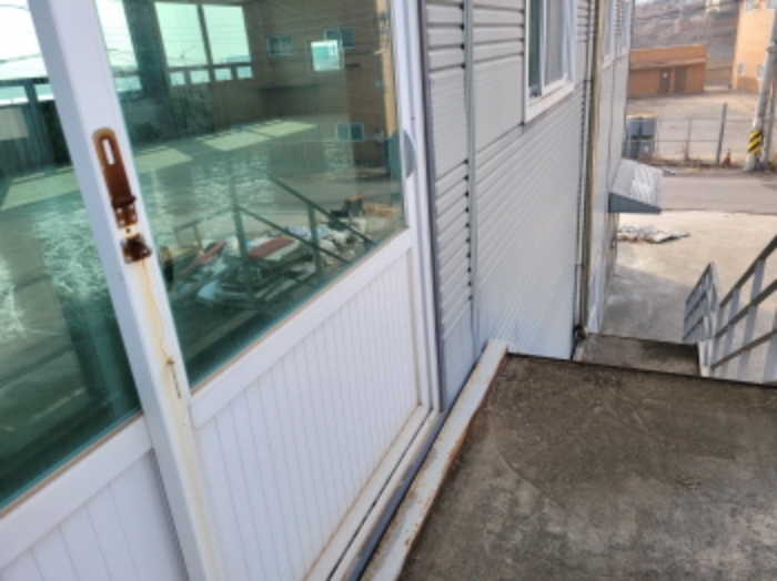 목록 2. 2층(가동) 출입문