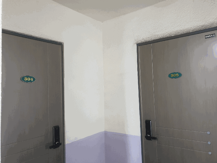 304호, 305호 현관