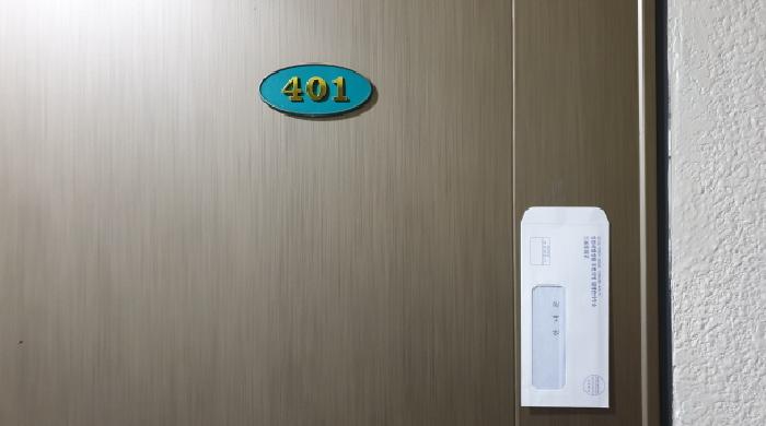 4층 401호 현관문