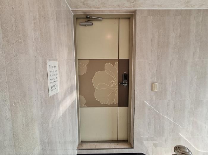 동쪽 옥상 출입문(잠겨 있음)