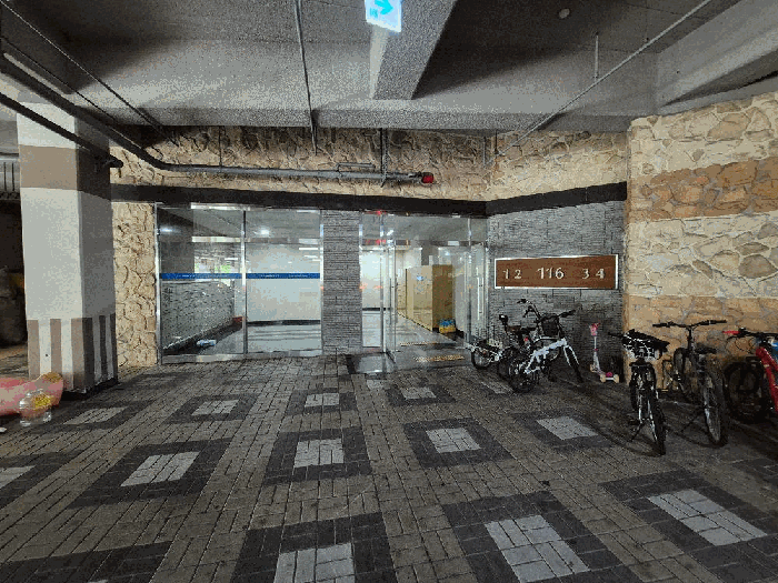 본건 입구 전경