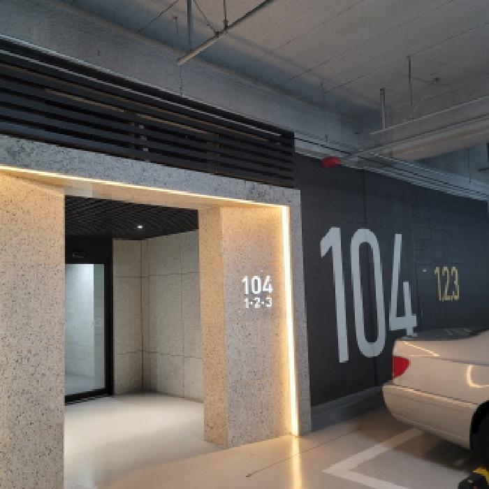 지하 공동현관 출입구 전경